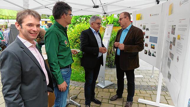 Informationen für die Festbesucher und auch für Minister Guido Wolf bei der Tafel zu einem möglichen Kramer-Museum in Gutmadingen. Von ...