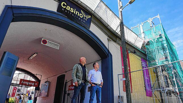 Claus-Michael Haydt (links) und Frank Przybilla vor der Caserne. Sie haben das Kulturhaus im Fallenbrunnen 1995 gegründet und stehen dem ...