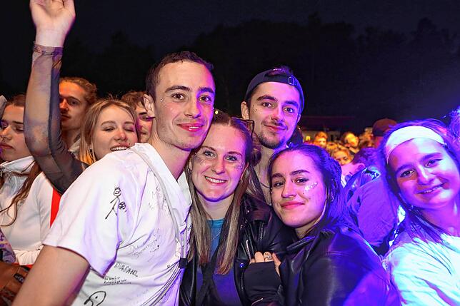 Bild 23: Am ersten Abend tanzen tausende Fans vor den Campus-Festival-Bühnen