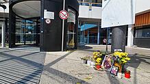 Der Haupteingang des Klinikums Friedrichshafen mit Trauerkerzen, Blumen und Bildern der verstorbenen Oberärztin. Hier fanden immer die ...