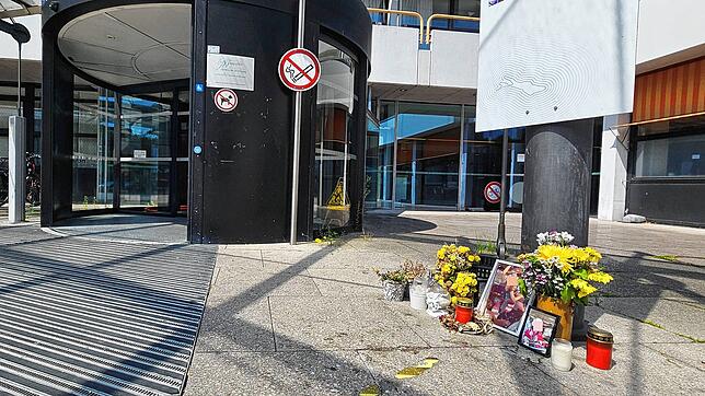 Der Haupteingang des Klinikums Friedrichshafen mit Trauerkerzen, Blumen und Bildern der verstorbenen Oberärztin. Hier fanden immer die ...