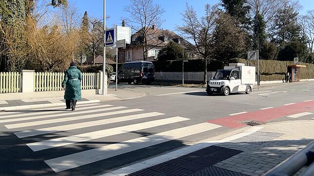 Der Zebrastreifen auf Eichhornstraße ist noch recht neu. Erst 2024 wurde dieser auf die Straße aufgetragen. Der Fußgängerüberweg ist ...