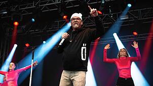 DJ Ötzi in Aktion – Hits wie „Ein Stern“ und „Hey Baby“ gehören zu ihm wie der Schnee nach Schonach. Foto: Michelle Wirz