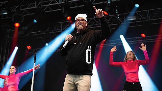 DJ Ötzi in Aktion – Hits wie „Ein Stern“ und „Hey Baby“ gehören zu ihm wie der Schnee nach Schonach. Foto: Michelle Wirz