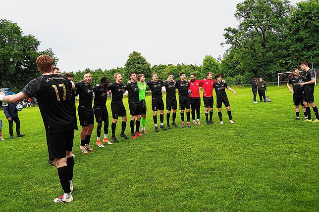 Bild 8: FC Pfaffenweiler feiert nach 2:1-Erfolg Relegationsplatz. Wir waren mit der Kamera dabei.