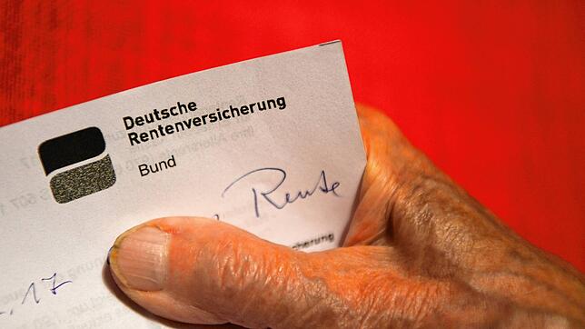 Der Rentenbescheid des Monats Juli sorgte für Aufsehen. Hat die Deutsche Rentenversicherung bei der Nachzahlung des Pflegebeitrags zu ...