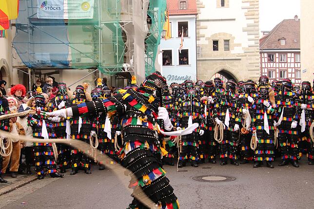 Beim Narrentag in Überlingen gaben die Hänsele ihre Karbatschen-Künste zum Besten.
