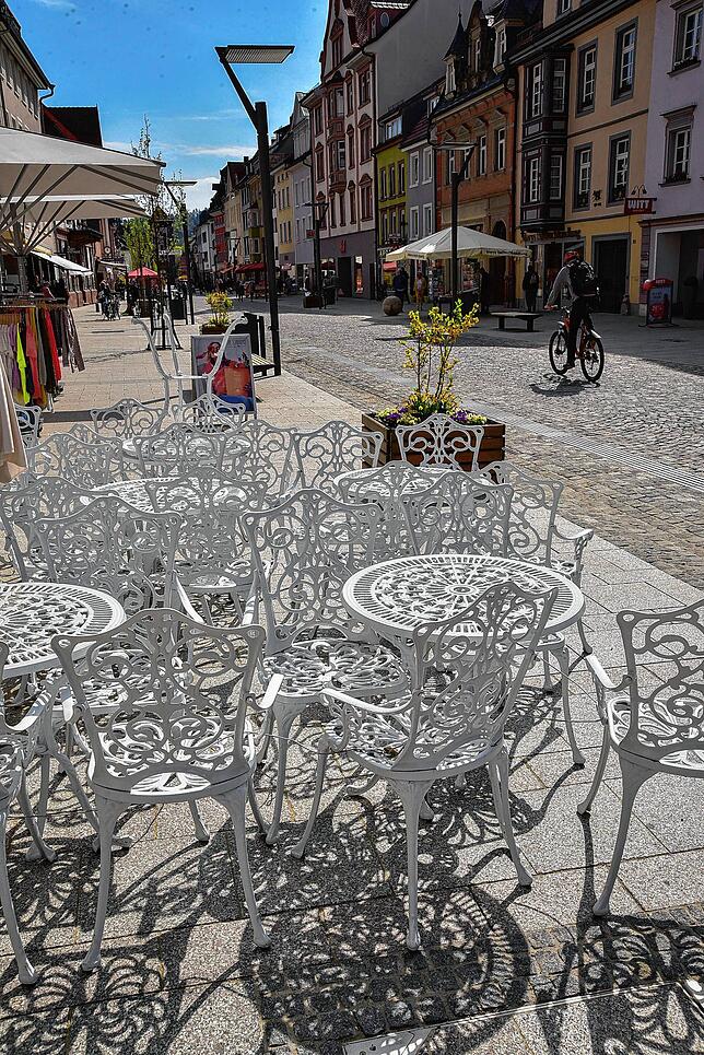 Die Straßencafés dürfen derzeit noch keine Gäste bedienen. Für die Gastronomiebranche gelten die jetzigen Lockerungen noch nicht.