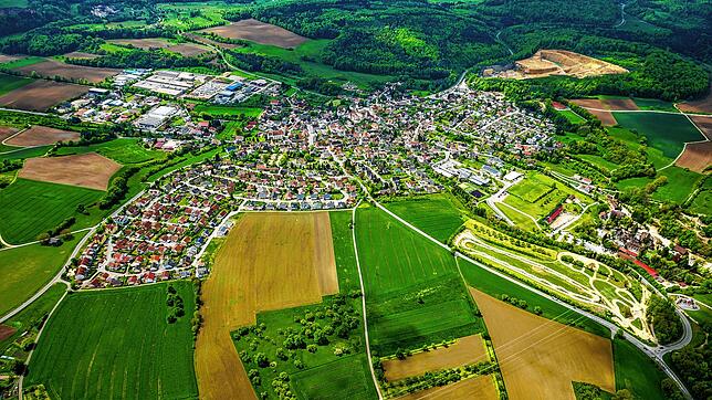 Eigeltingen aus der Luft, umgeben von Wald. Doch diesem geht es gar nicht so gut, wie der Zuständige für den Forst berichtet.