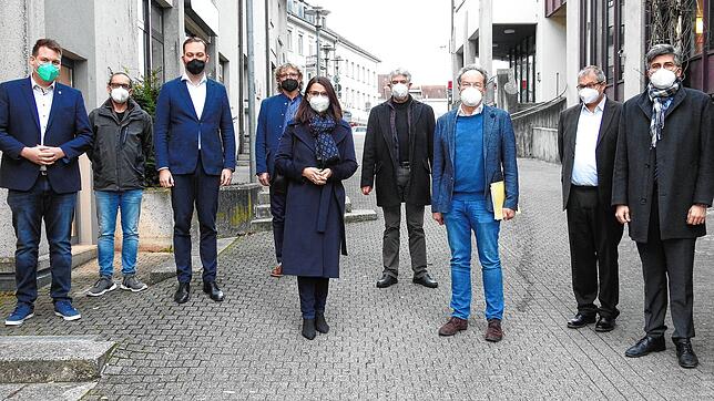 Neun Menschen, eine Botschaft: Niklas Nüssle (Grüne), Angelo De Rosa (Linke), Felix Schreiner (CDU), Harald Ebi (FDP), Rita ...