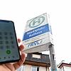 Mit dem Smartphone werden die Fahrten gebucht. Bild: Nicolai Kapitz