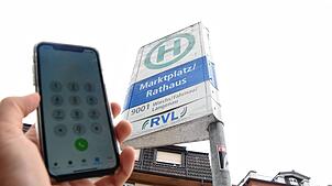 Mit dem Smartphone werden die Fahrten gebucht. Bild: Nicolai Kapitz
