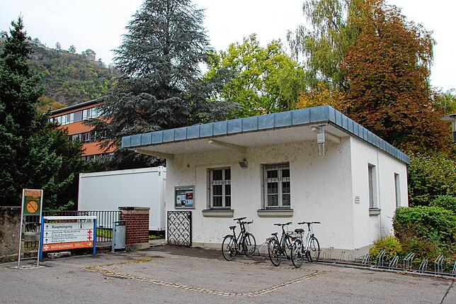 Niedergelassene Ärzte nutzen das ehemalige Pförtnerhäuschen vor dem Singener Krankenhaus, um außerhalb der Praxiszeiten Menschen zu ...