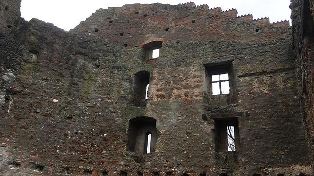 Rechts neben dem Kreuzstockfenster ist ein Balkenkanal für eine Holzvertäfelung erkennbar. Über dem Fenster endete die Mauer der ersten ...