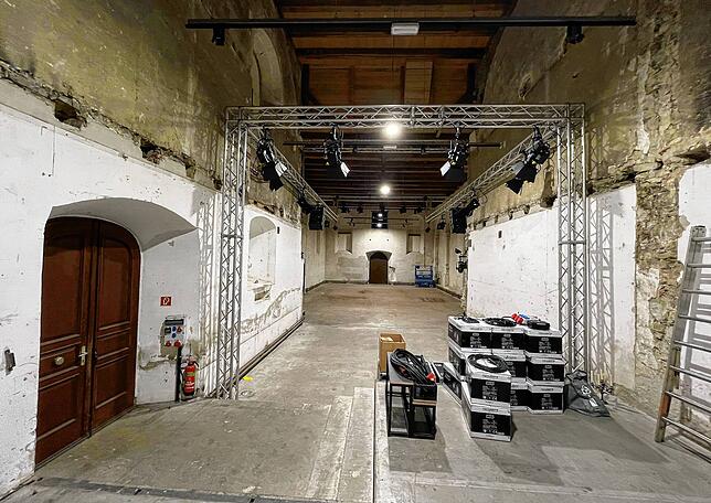 Das Innenleben der ehemaligen Kapuzinerkirche: Der gefährdete Dachstuhl darüber war bereits für die Landesgartenschau gesichert worden. ...