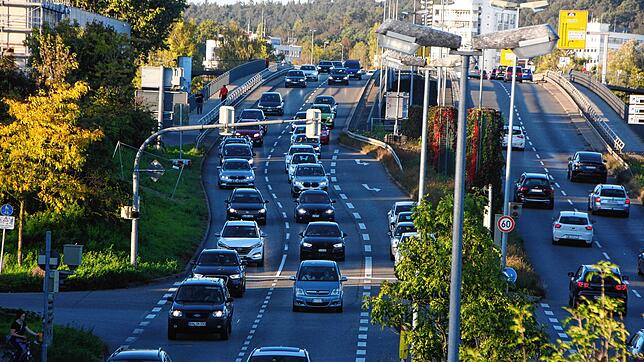 So könnte eine Umweltsünde bald das Klima retten. Die Europa- und Grenzbachstraße ist nach aller Voraussicht geeignet für ein Feld von ...