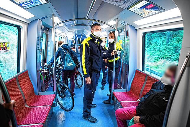 Im Hamburg kontrollieren Mitarbeiter der Hamburger Hochbahn-Wache die Einhaltung der Maskenpflicht in U-Bahnen.