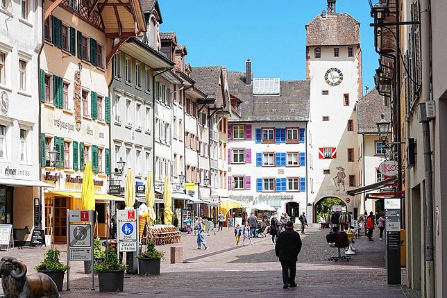 Ein Blick im Sommer in die Waldshuter Kaiserstraße. Die Innenstädte müssen gegen den Onlinehandel ankämpfen, um Ladenschließungen zu ...