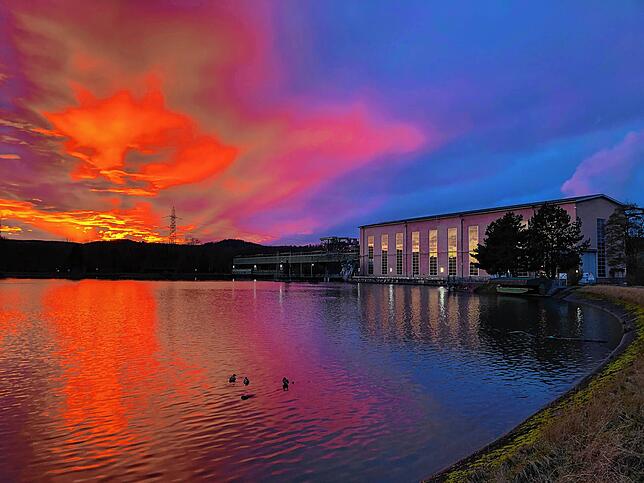 Mit Farbe: Die Sonne geht auf diesem Archivfoto von 2019 hinter dem Klingnauer Stausee unter. Klingnau ist die Partnergemeinde von St. ...