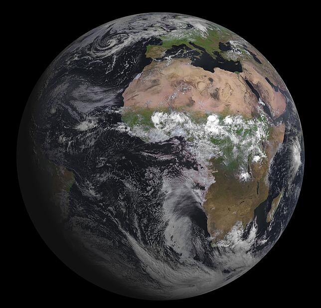 Das Foto der Erde, aufgenommen von einem Wettersatelliten. Afrika ist gut zu erkennen. Über dem Kongo-Tiefland liegt stärkere Bewölkung.