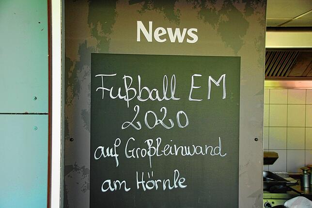 Noch hängt das Schild mit dem Hinweis auf das Public Viewing zur EM neben dem Kiosk am Hörnle. Die EM ist längst abgesagt, Public ...
