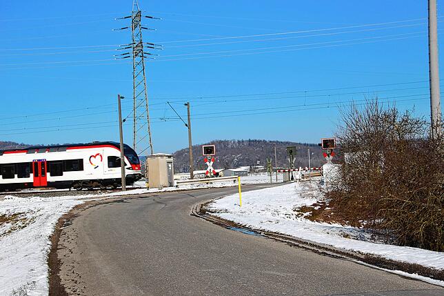 Der Bahnübergang auf der Hohenstoffelstraße befindet sich auf der Gemarkung Ehingen. Er wird in Kürze erneuert.