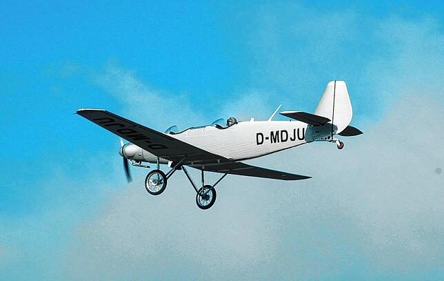 Das Kennzeichen erinnert an die prominente Herkunft der Maschine: „Juliett Uniform“ beim Überflug.
