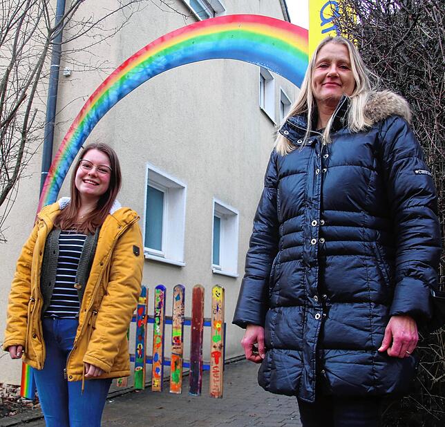 Nur noch eine Notbetreuung können Leiterin Angela Zimmer (rechts) und Erzieherin Inga Möller in der evangelischen Kita Sonnenschein ...