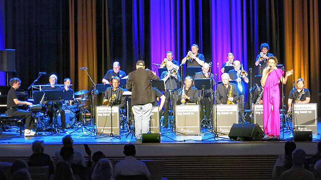 Mit Sängerin Jacky alias Jaqueline Wolf setzt die Doubletown-Bigband VS viele klangliche Höhepunkte. Foto: Joachim Westendorf
