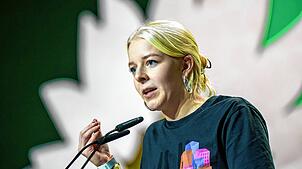 Jette Nietzard, Sprecherin der Grünen Jugend, spricht bei der Bundesdelegiertenkonferenz der Grünen.