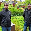Abteilungsleiter Wolfgang Keller (rechts) und Tim Grzelachowski von der Abteilung Landschaft und Gewässer im Stadtpark von Radolfzell. ...