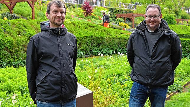 Abteilungsleiter Wolfgang Keller (rechts) und Tim Grzelachowski von der Abteilung Landschaft und Gewässer im Stadtpark von Radolfzell. ...