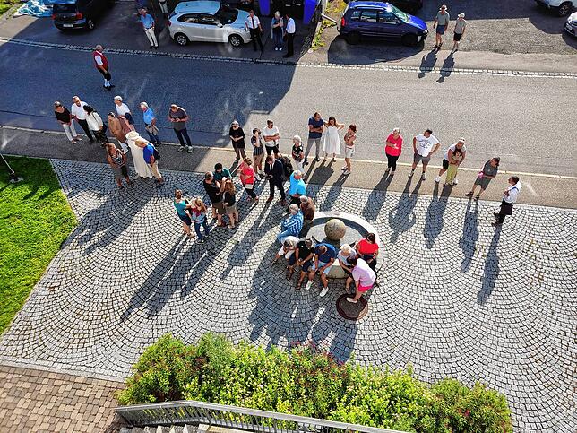 Publikum auf dem Rathausvorplatz.