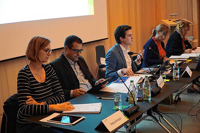 Bei der Sitzung im Gemeinderat Petra Fritsch (Letung Bauamt), Tonino Christiani (Kämmerer), Bürgermeister Marian Schreier, Birgit von ...