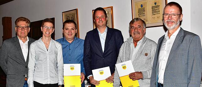 Langjährige Verdienste: Roland Kuhne und Katharina Keßler (von links) ehrten mit SBFV-Präsident Reinhold Brandt (rechts) die ...