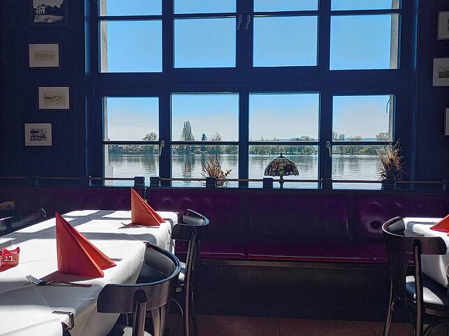Der Innenraum der Bleiche mit den großen Fenstern: 17,50 Euro zahlen Gäste hier für das Buffet.
