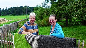 Carsten Weber (links) und Julianna Ranzmeyer mit ihren Produkten aus Schafswolle. Sie wollen auf dem Distelhummelhof eine Weberei ...