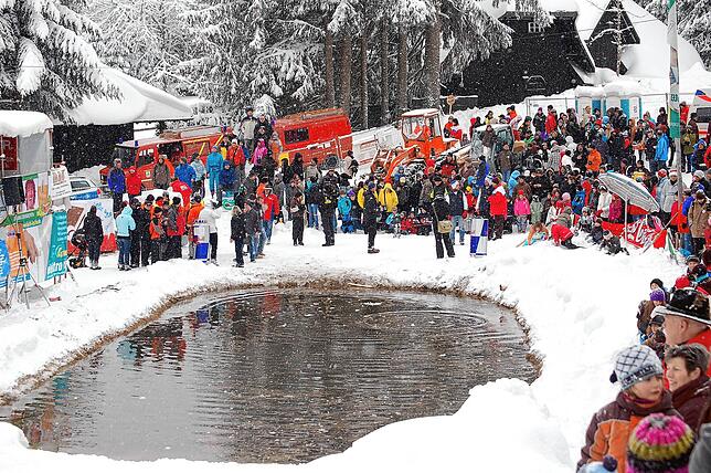 Das waren noch Zeiten auf dem Hotzenwald: Schnee satt und eine eiskalte Pfütze. Dicht umlagert von Zuschauern im Jahr 2010 das Spektakel.