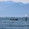Der klassische Weg am Bodensee: Ein Fischer fährt vor Langenargen mit seinem Boot hinaus und legt Netze aus.