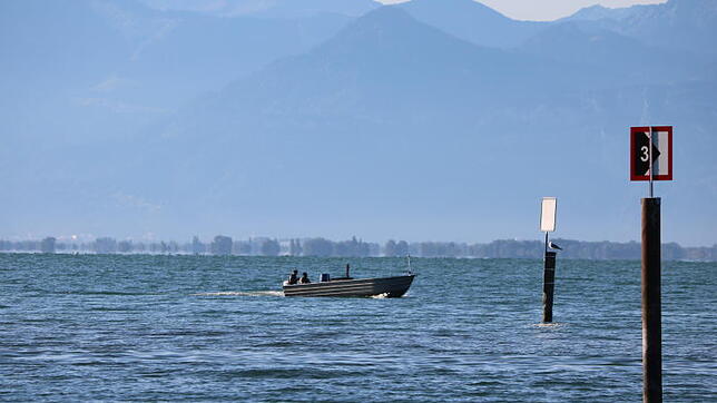 Der klassische Weg am Bodensee: Ein Fischer fährt vor Langenargen mit seinem Boot hinaus und legt Netze aus.