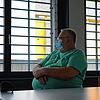 Peter Vogt sitzt in der Haftanstalt Bostede in einem Besucherraum und blickt nach draußen. Dort, wo er nicht hin darf.