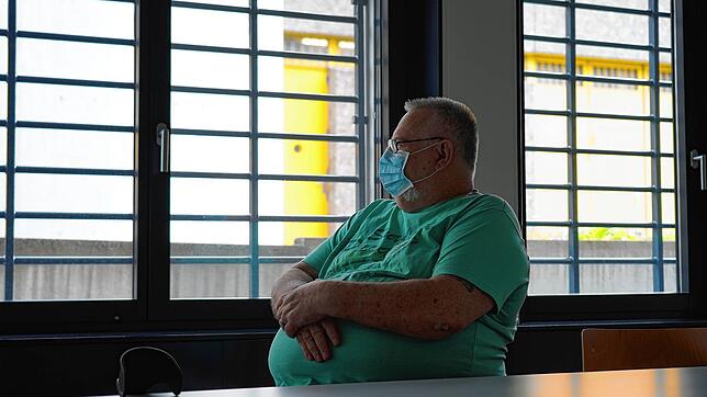 Peter Vogt sitzt in der Haftanstalt Bostede in einem Besucherraum und blickt nach draußen. Dort, wo er nicht hin darf.