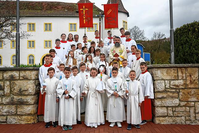 Am Sonntag, 23. April, feierten 21 Kinder aus Immendingen, Ippingen, Zimmern, Hattingen und Mauenheim in der Pfarrkirche St. Peter und ...