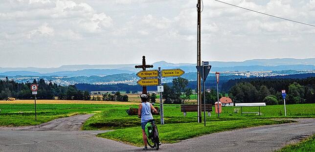 Bei Herzogenweiler liegt den Radlern die Baar zu Füßen.