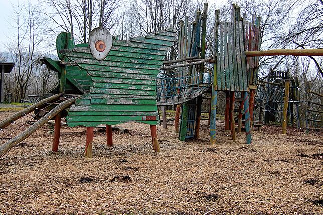 Der Kinderspielplatz beim Haus BaWü mit dem Seeungeheuer, dessen Verkehrssicherheit nicht mehr gewährleistet ist.