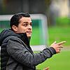 So geht&lsquo;s: Giuseppe Stabile hält es als Trainer nicht auf der Bank. Gestenreich zeigt er seinen Jungs schon mal, wo das ...