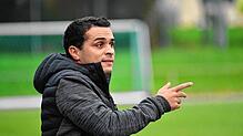 So geht&lsquo;s: Giuseppe Stabile hält es als Trainer nicht auf der Bank. Gestenreich zeigt er seinen Jungs schon mal, wo das ...
