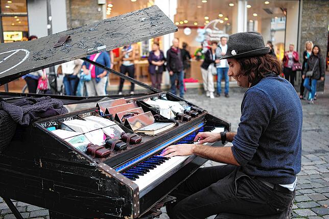 Davide Martello spielt auf seinem mobilen Flügel in der Fußgängerzone von Konstanz im Jahr 2017.