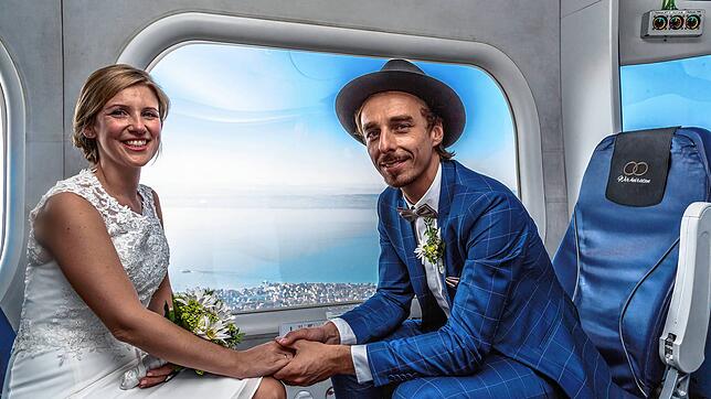 Zwar können sich Paare nicht in der Luft das Ja-Wort geben, aber direkt nach der Trauung einen Rundflug genießen. So wie hier Carolin ...