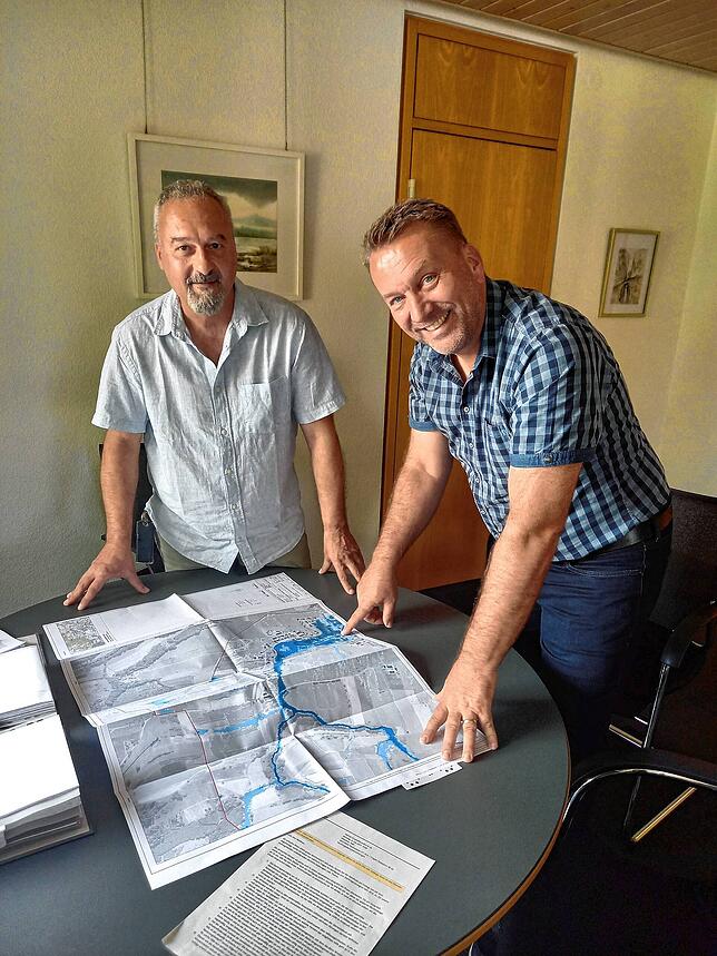 Bürgermeister Ralf Meßmer (rechts) weist in einem Gespräch mit Lokalchef Helmar Gupp im Juli auf einer Karte auf die potenziellen ...